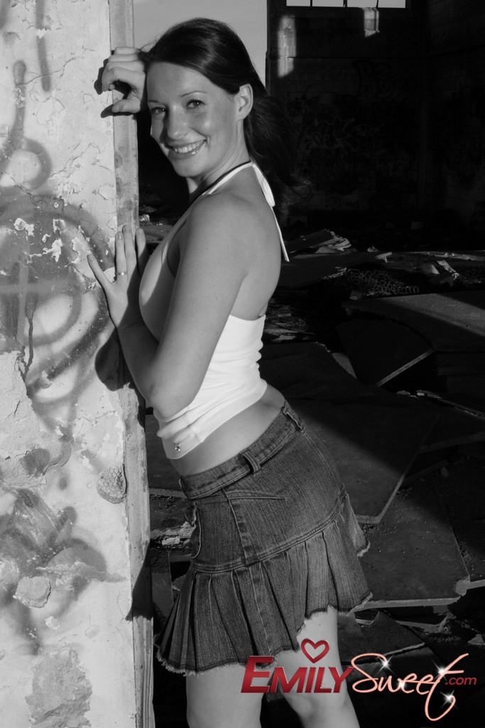 Fotos de la modelo joven emily sweet exhibiéndose en blanco y negro
 #54239913