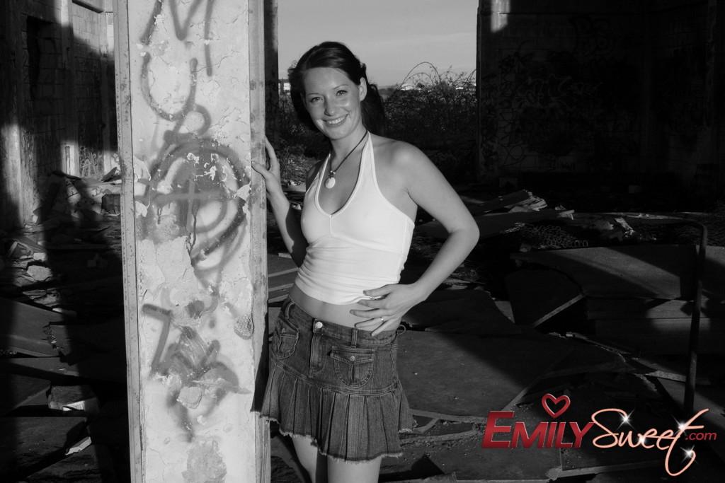 Fotos de la modelo joven emily sweet exhibiéndose en blanco y negro
 #54239986
