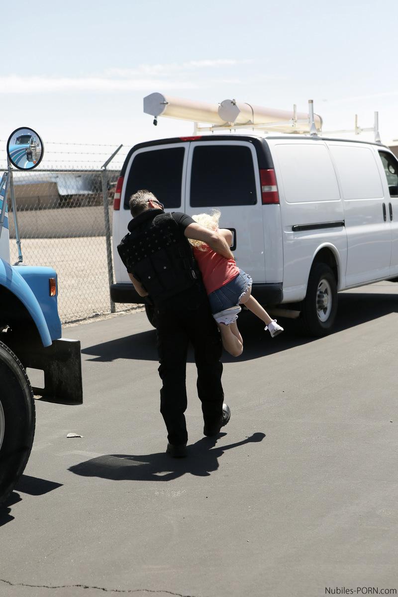 Piper perri versucht, sich vor der Kaution zu drücken, indem sie ihren Kopfgeldjäger fickt
 #59827840