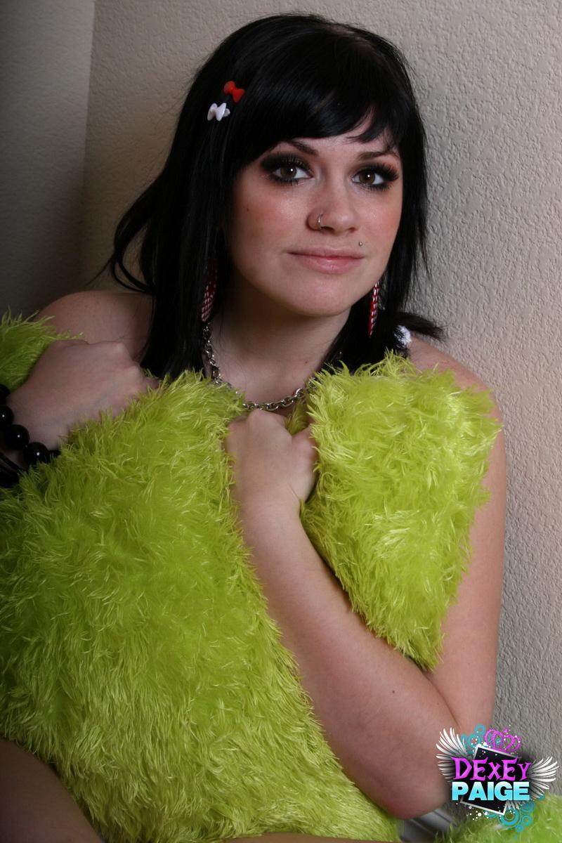 Geile Hänseleien Dexey Paige zieht ihr Höschen beiseite und entblößt ihre enge nasse Muschi
 #53167079