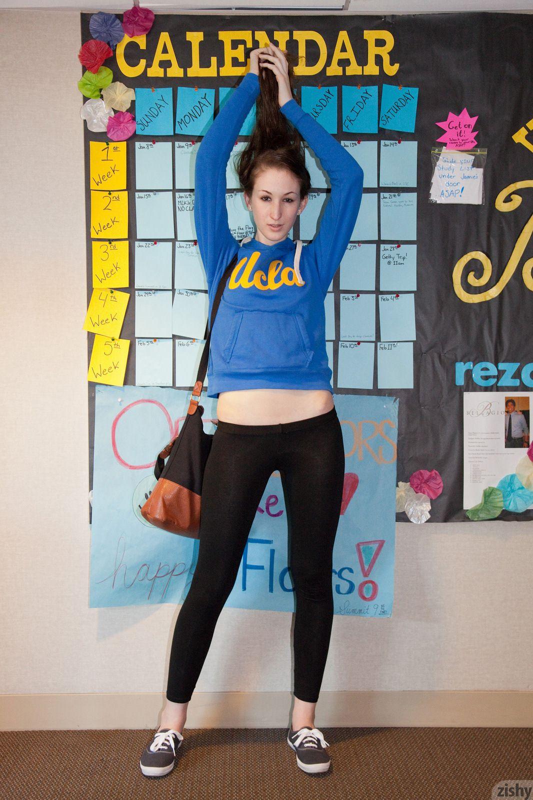 Haley gladwell, rousse et sexy, vous aguiche dans son pantalon de yoga noir.
 #54620528