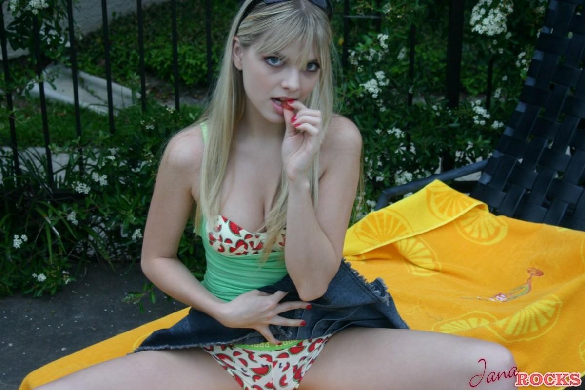 Die zierliche Blondine Jana Rocks zeigt ihre frechen Titten in einem BH, der zu ihren Booty Shorts passt
 #55082044