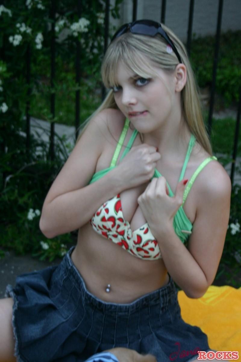 Die zierliche Blondine Jana Rocks zeigt ihre frechen Titten in einem BH, der zu ihren Booty Shorts passt
 #55082082