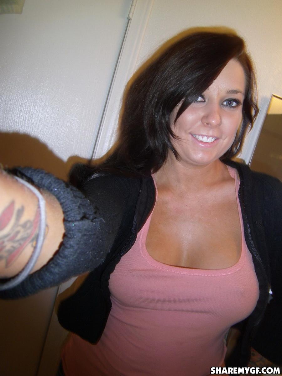 Une jeune femme brune aux gros seins prend des selfies de ses gros seins et de son corps sexy.
 #60794374