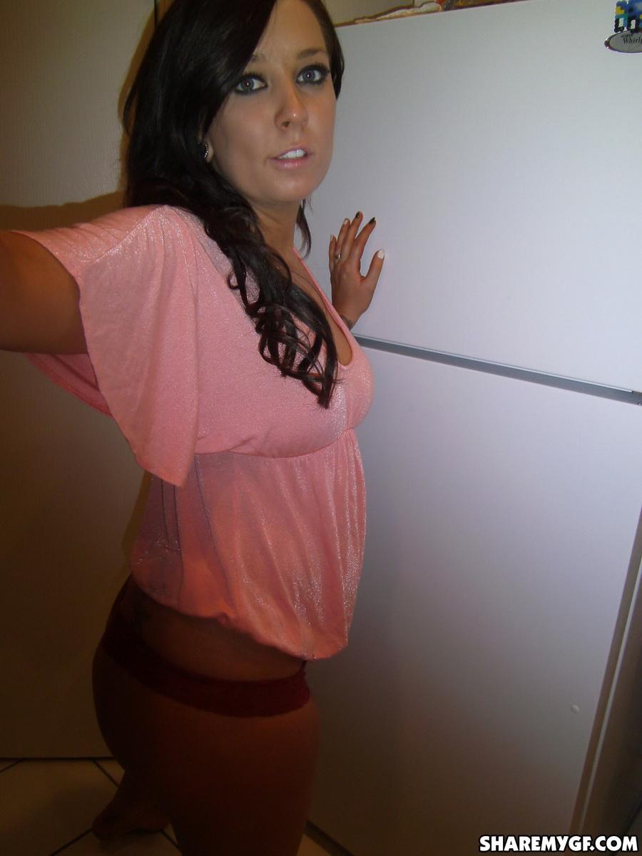 Une jeune femme brune aux gros seins prend des selfies de ses gros seins et de son corps sexy.
 #60794536