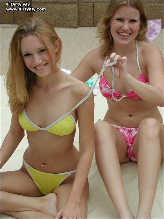 Immagini di ragazze giovani in bikini
 #60346593