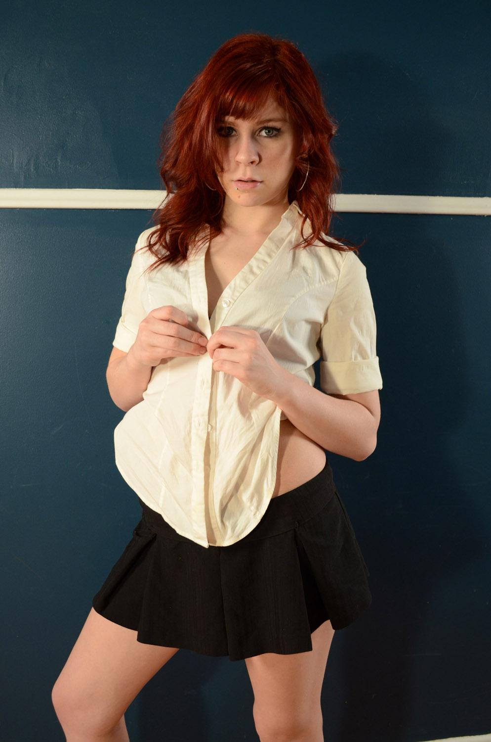 La jeune rousse Lucy vous offre un striptease en jupe et chemisier.
 #59123896