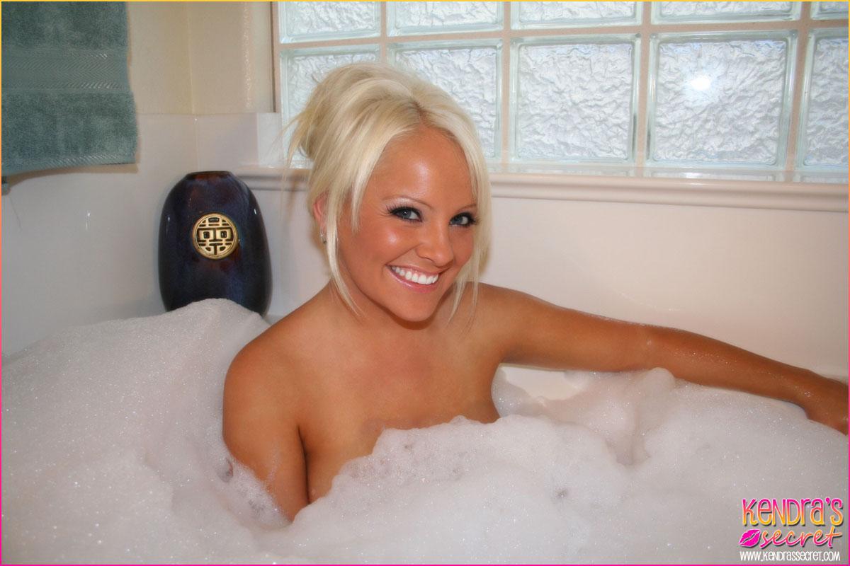 Photos de la jeune mannequin kendra\'s secret prenant un bain moussant chaud
 #58725165