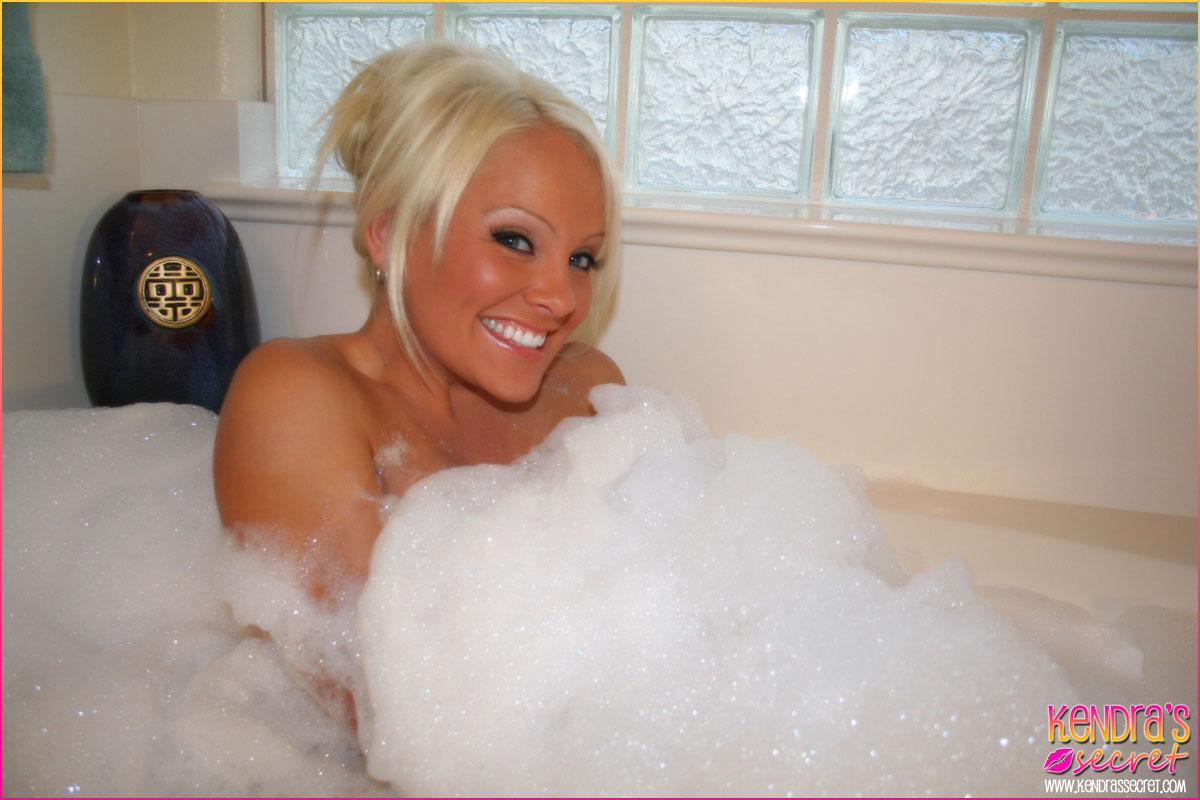Immagini di segreto del modello giovane Kendra prendendo un bagno caldo bolla
 #58725184