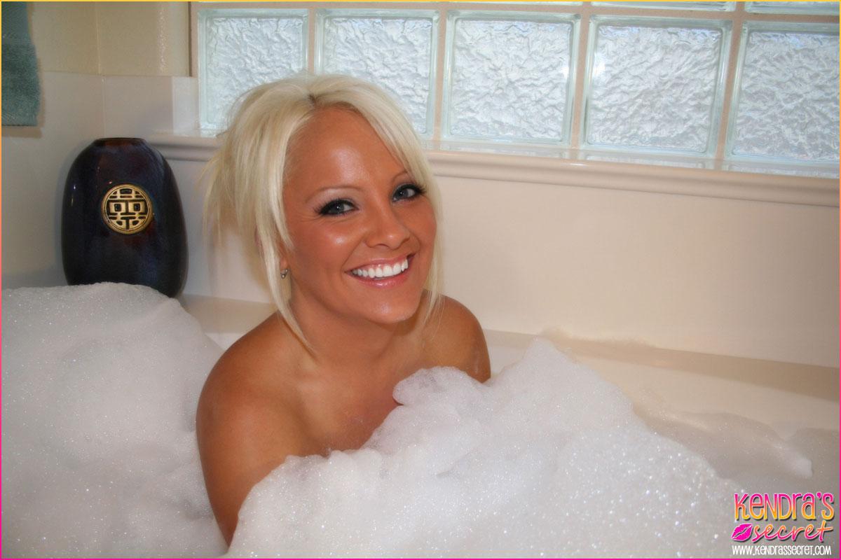 Immagini di segreto del modello giovane Kendra prendendo un bagno caldo bolla
 #58725225