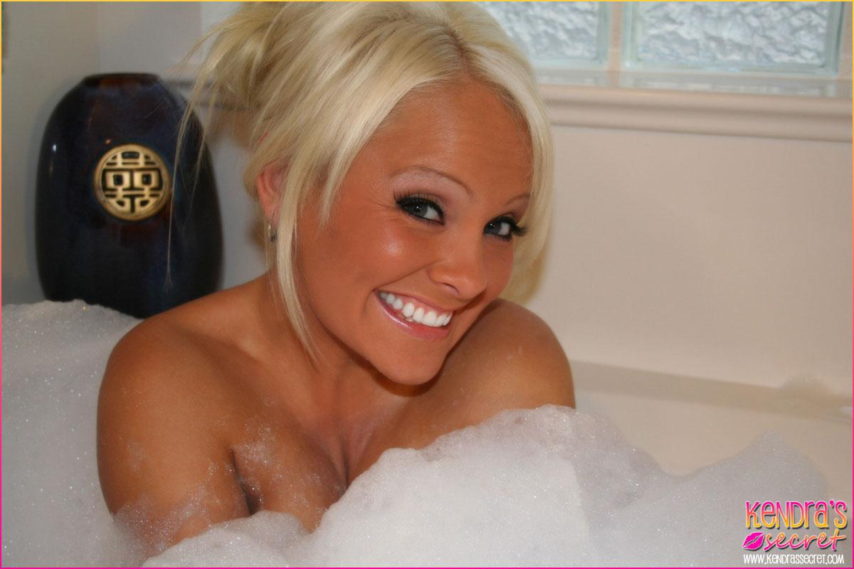 Immagini di segreto del modello giovane Kendra prendendo un bagno caldo bolla
 #58725303