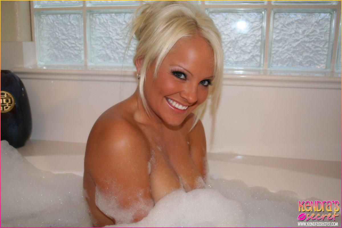 Immagini di segreto del modello giovane Kendra prendendo un bagno caldo bolla
 #58725363