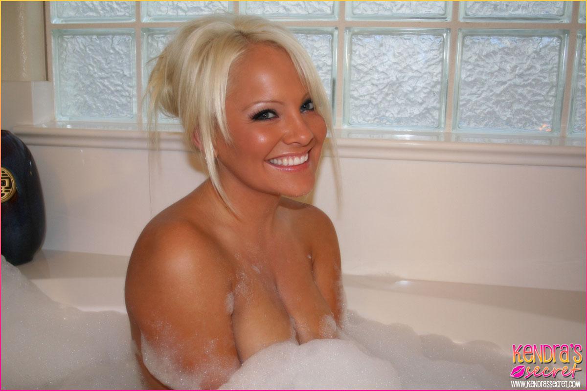 Immagini di segreto del modello giovane Kendra prendendo un bagno caldo bolla
 #58725388