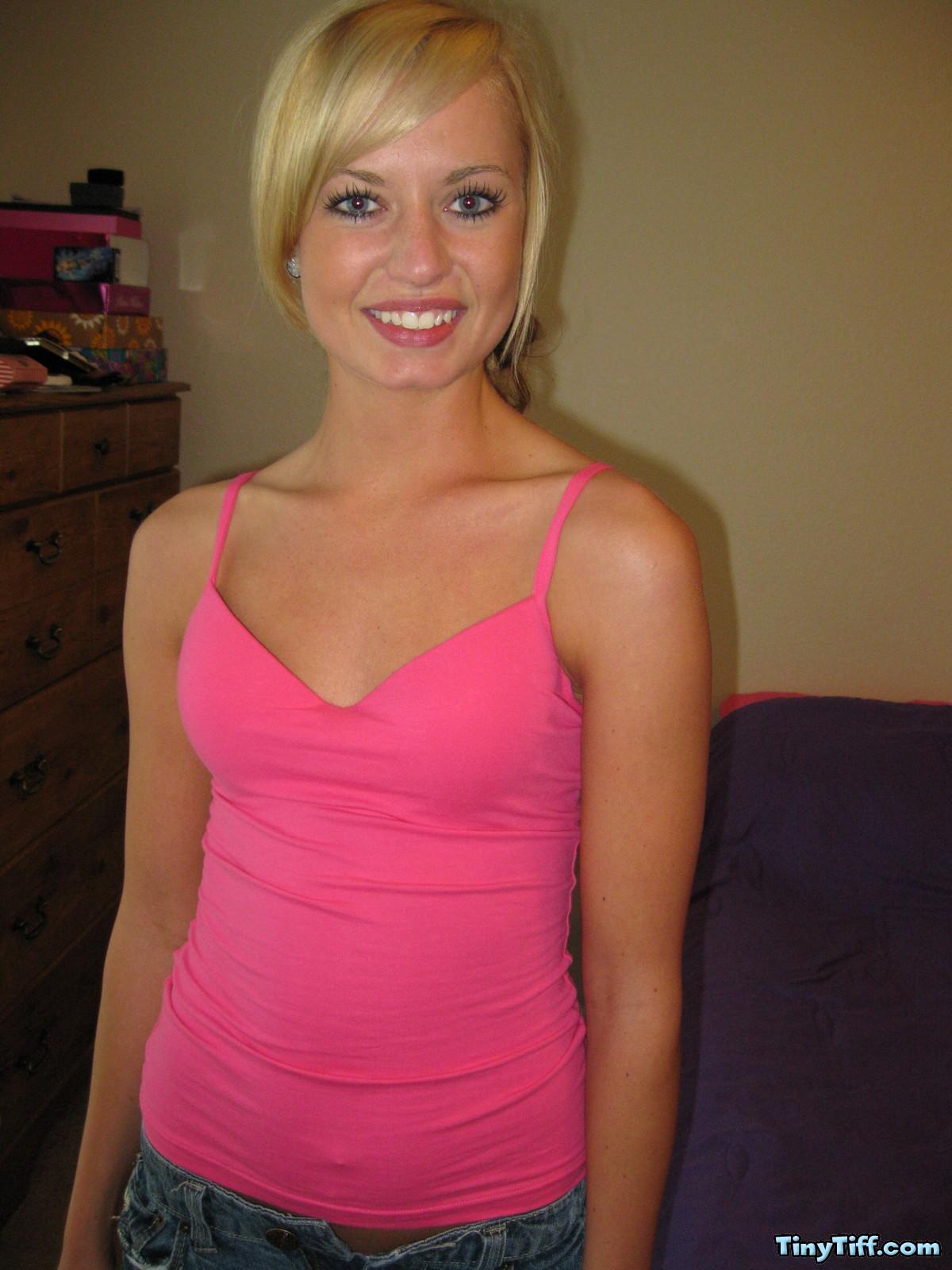 Blonde Teenie Tiny Tiff zieht ihr rosa Tank-Top aus und zeigt Ihnen ihre enge Muschi
 #58924994
