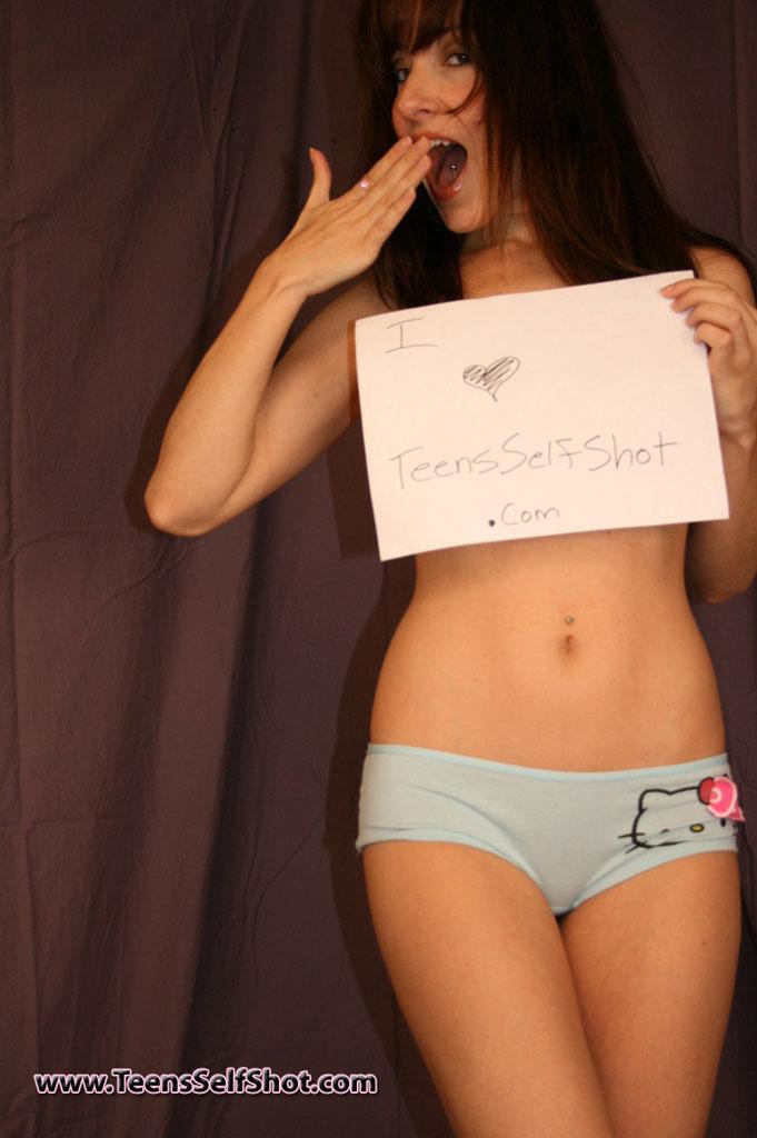 Photos d'une fille amateur à forte poitrine s'exhibant devant la caméra
 #60847748