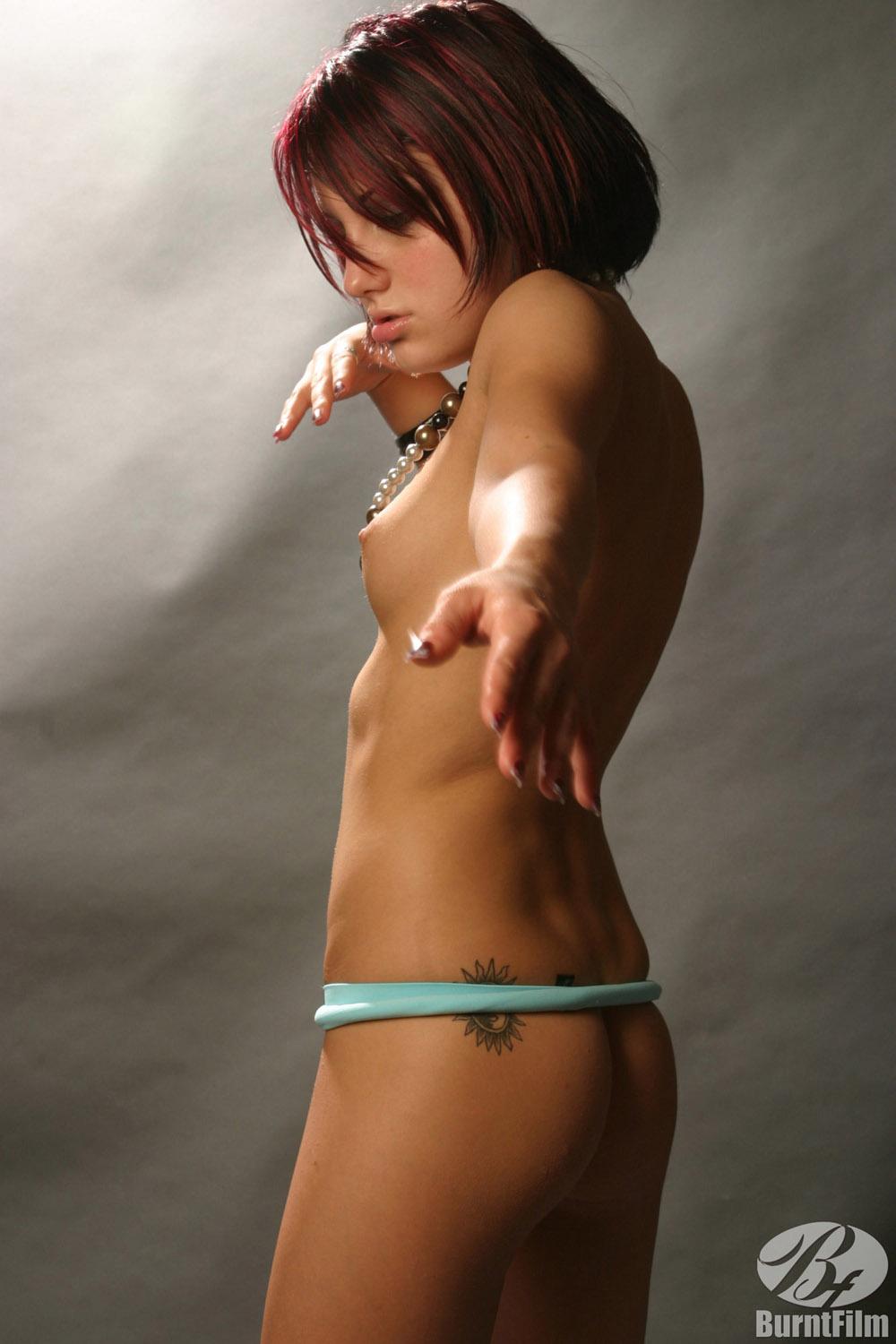 Ragazza sexy Risi Sims fa uno striptease nella sua gonna corta
 #59873770