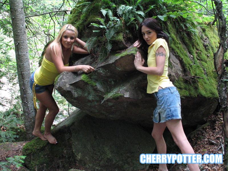 Cherry potter und ihre Freundin haben etwas Spaß im Wald
 #53776857
