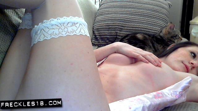 Freckles 18 enfile son corset rose sexy et se pavane sur la webcam.
 #54413190