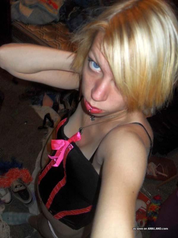 Photos d'une fille alternative blonde sexy qui s'enfonce dans la bite
 #60639255