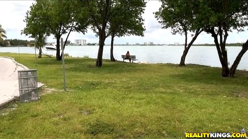 La blonde cameron blake se fait draguer dans un parc pour du sexe torride
 #60825927