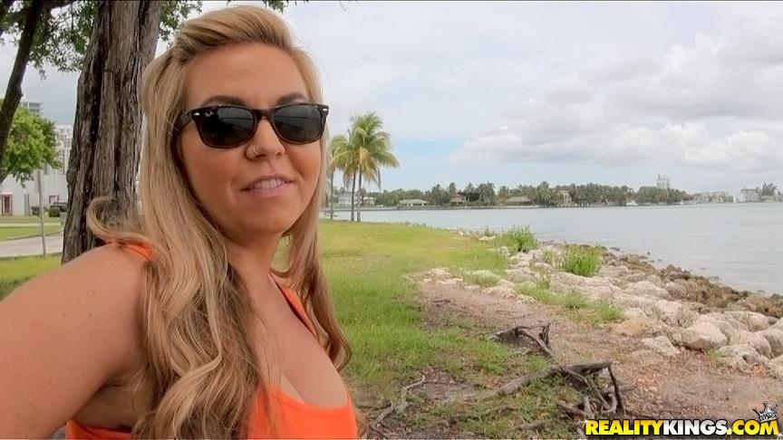 Blondes Mädchen Cameron Blake wird in einem Park für heißen Sex aufgegabelt
 #60825967