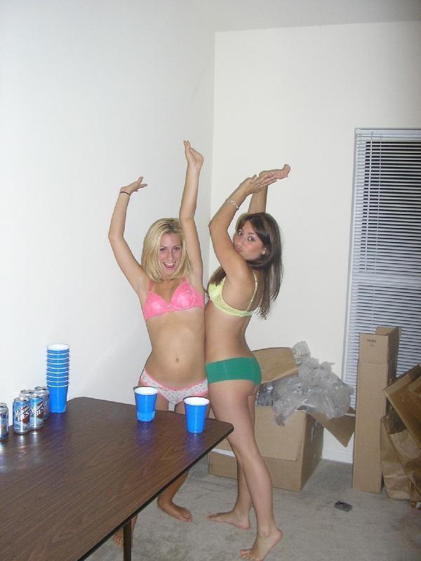 Las estudiantes universitarias se desnudan en las fiestas cuando salen las cámaras
 #60349527