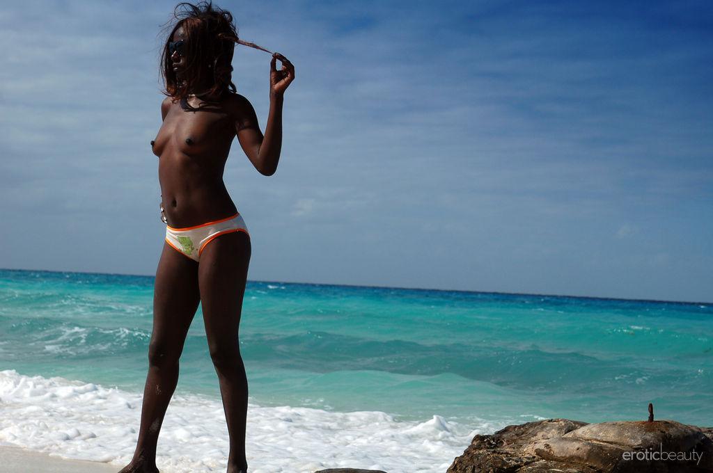 黒檀の少女マリアLは、ビーチで彼女の濡れたプッシーを提供しています
 #59226390