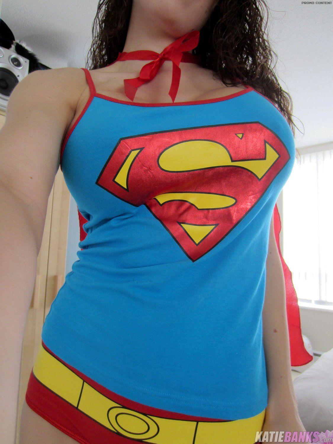 Bilder von katie banks gekleidet als super-girl
 #58101589