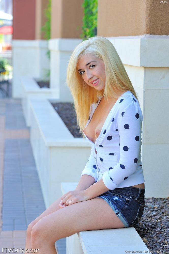Photos de la jeune blonde Jayde se dénudant pour vous en public
 #55171575