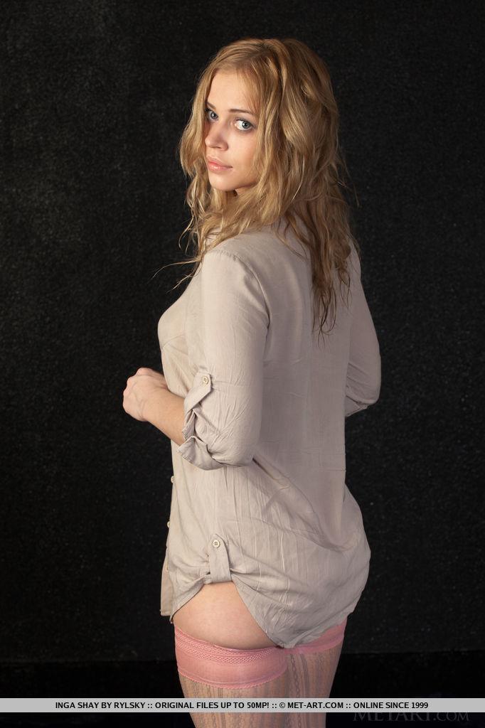 La rubia Inga Shay se desnuda en calcetines hasta el muslo para ti
 #60611139