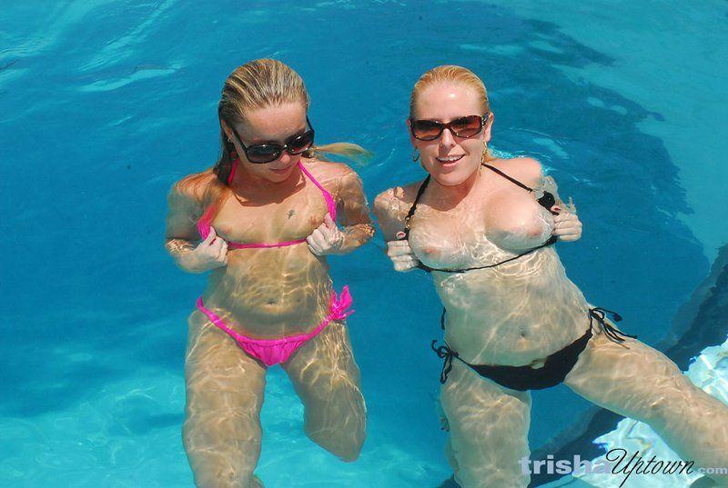 Photos de trisha uptown s'exhibant avec ses amies en bikini
 #60113554