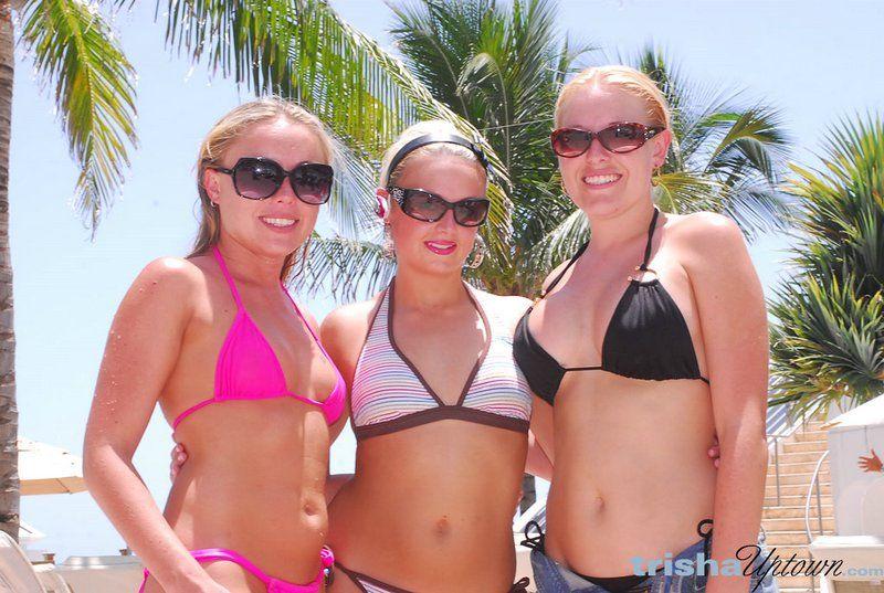 Bilder von Trisha Uptown, die mit ihren Bikini-Freundinnen angibt
 #60113571