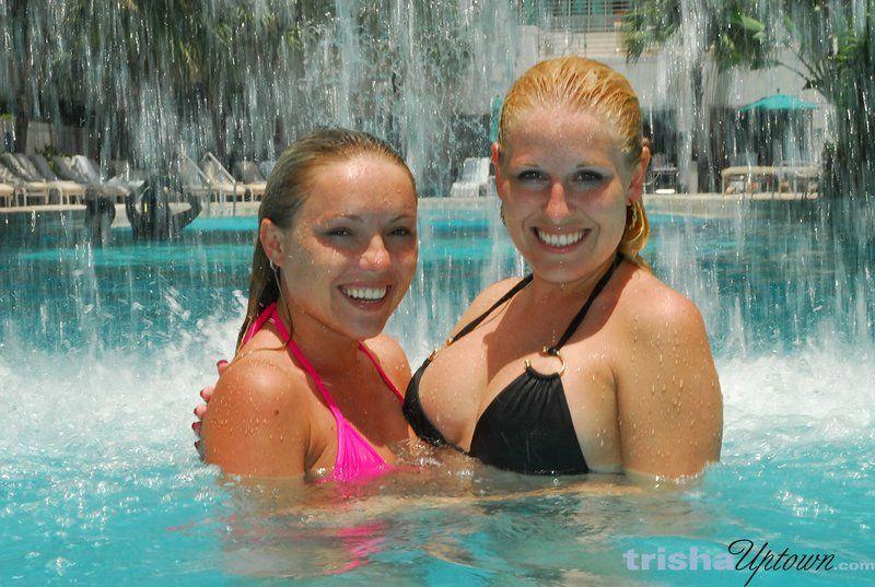 Bilder von Trisha Uptown, die mit ihren Bikini-Freundinnen angibt
 #60113599