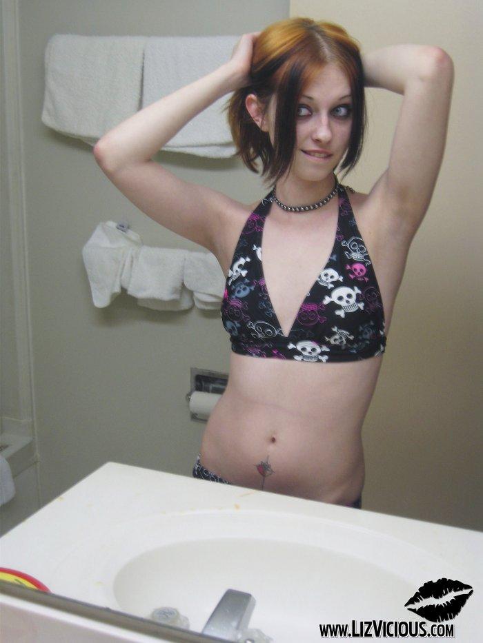 Photos de Liz Vicious se mettant complètement nue sur le comptoir de la salle de bain
 #59032381