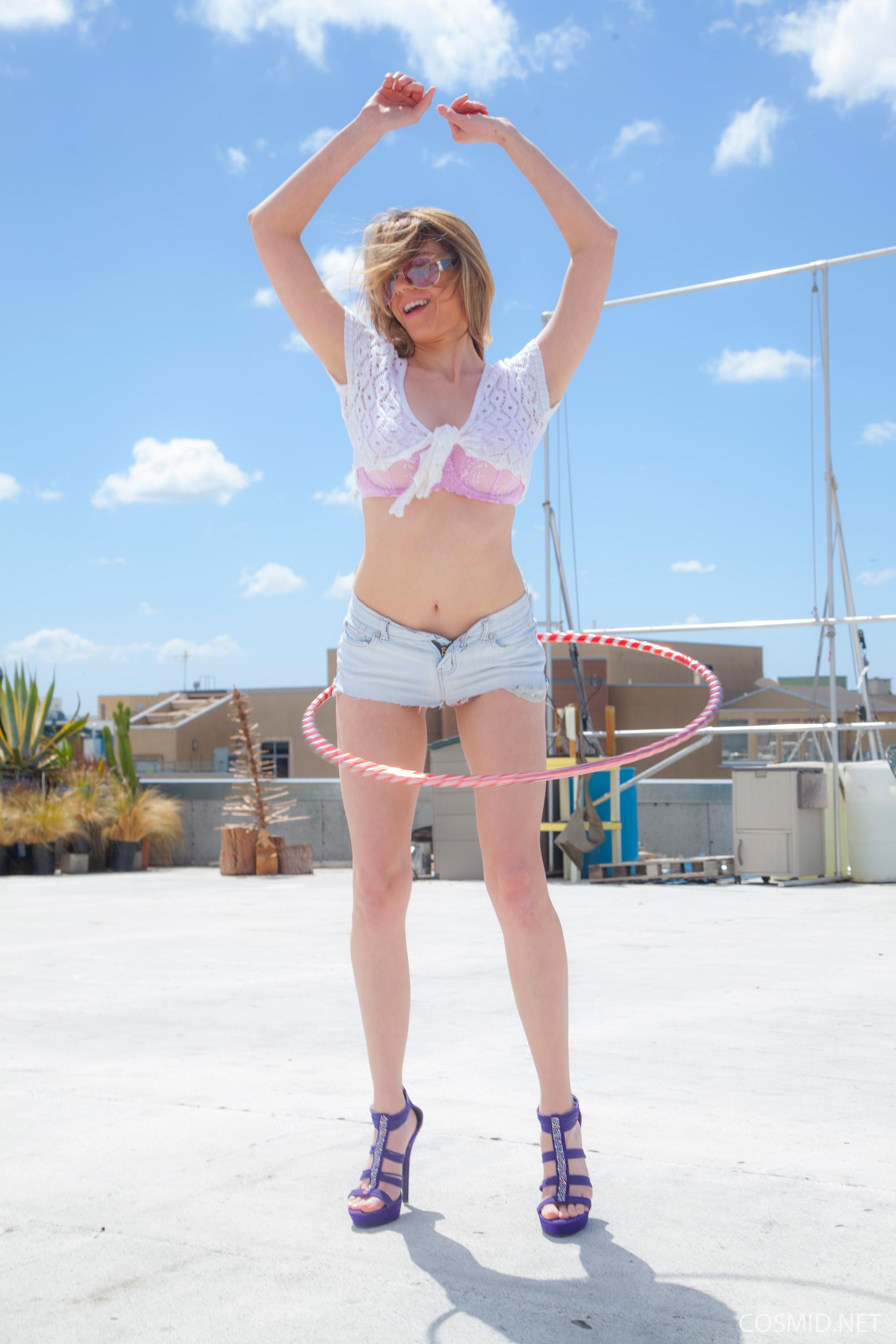La jeune sexy Kylie K travaille son hula hoop toute nue.
 #58786923