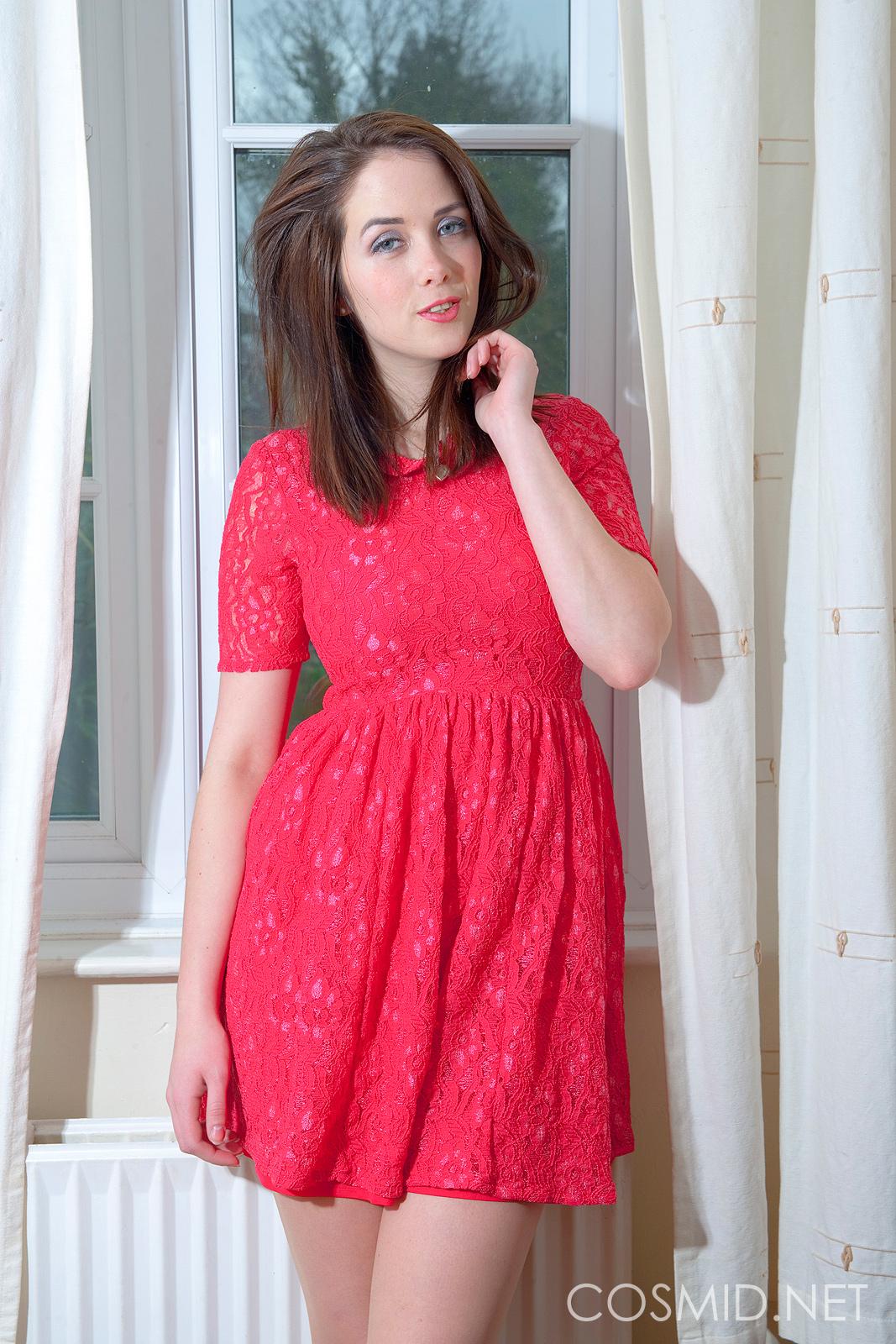 Photos d'Elizabeth James sexy dans sa robe rouge
 #54149433