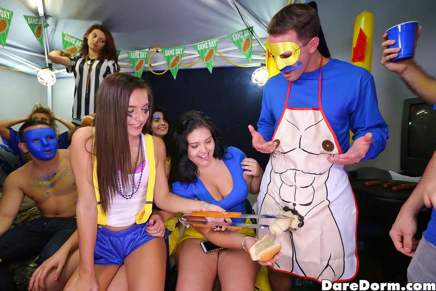 Harley Jade y sus amigos de la universidad tienen una orgía caliente con temática de fútbol
 #54700943