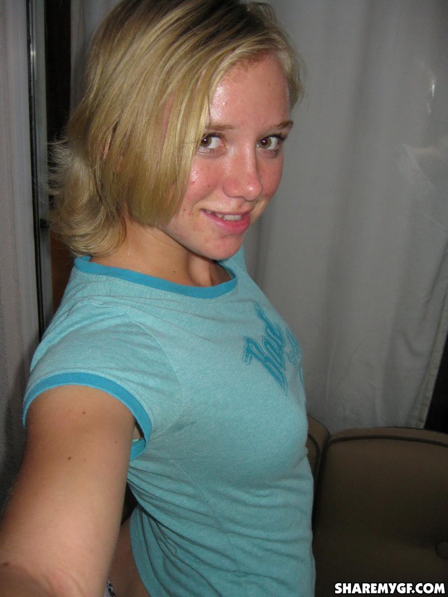 Blonde gf nimmt einige selfies von ihrer heißen Muschi
 #60796110