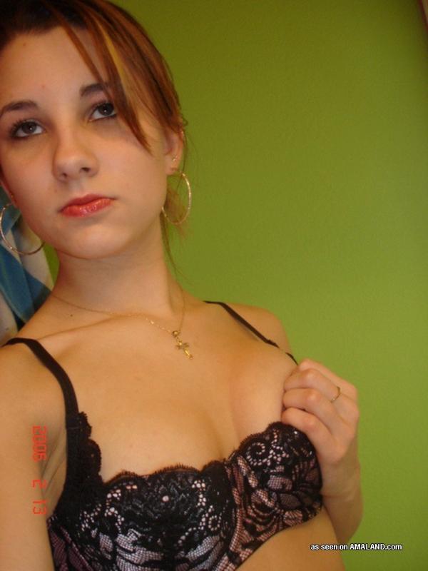 Photos d'une nana amateur sexy en train de s'autopsier dans sa chambre à coucher
 #60712030