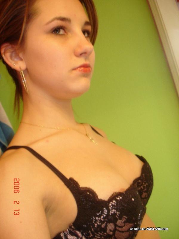 Photos d'une nana amateur sexy en train de s'autopsier dans sa chambre à coucher
 #60712093