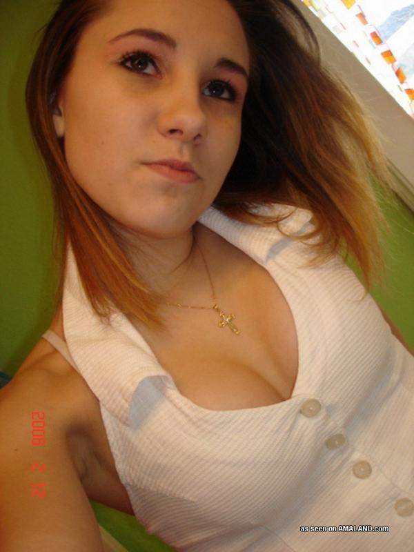 Fotos einer sexy Amateur-Tussi beim Selfie-Shooting in ihrem Schlafzimmer
 #60712117