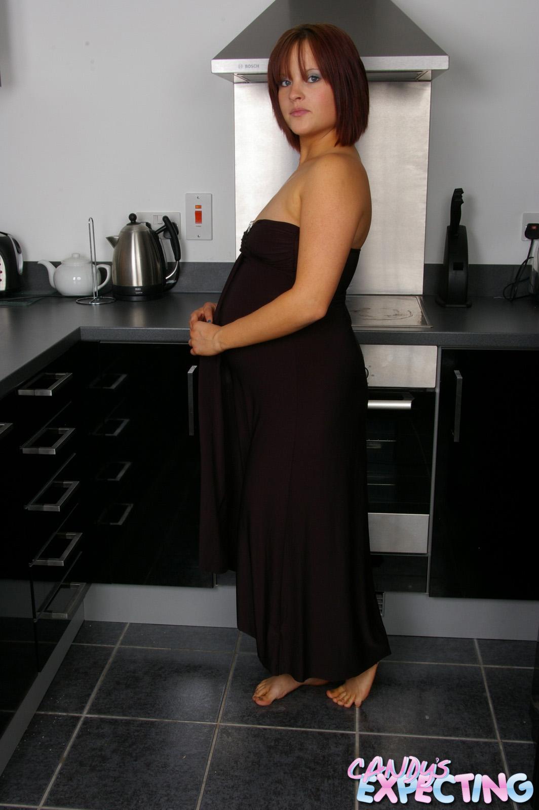 Une jeune femme enceinte excitée se mouille et décide de se déshabiller dans la cuisine.
 #53643138