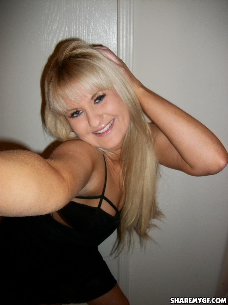 Blonde Frau macht Selfies von ihrer heißen Muschi
 #60793260