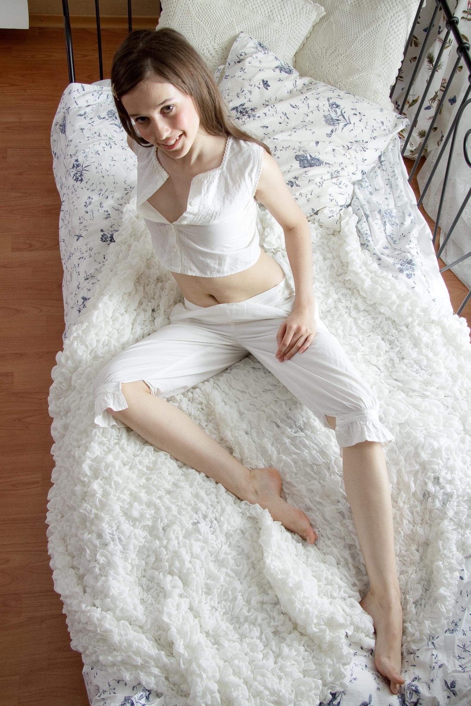 十代の女の子アベリンダのホットとベッドであなたのためにムラムラの写真
 #52879636