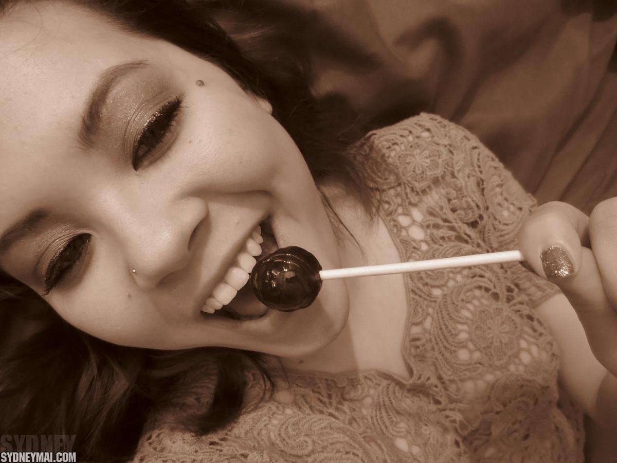 Schönes asiatisches Mädchen sydney mai teaess mit einem Lutscher
 #60041601