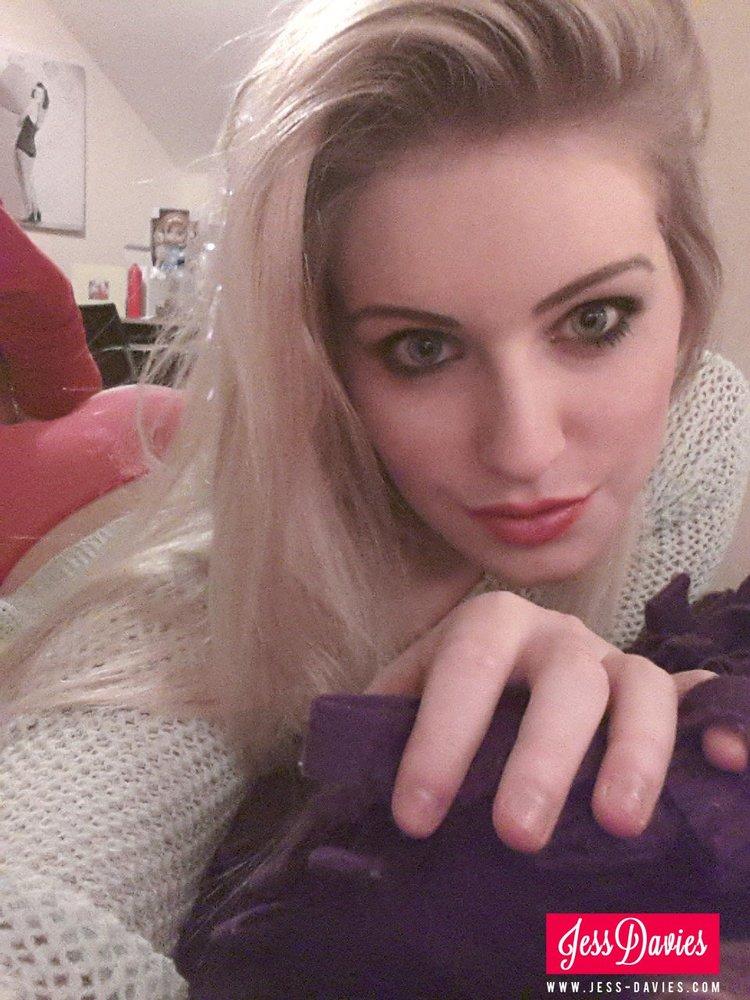 Jess Davies Streifen aus ihrem Pullover zu entblößen ihre schönen runden Brüste
 #55392427