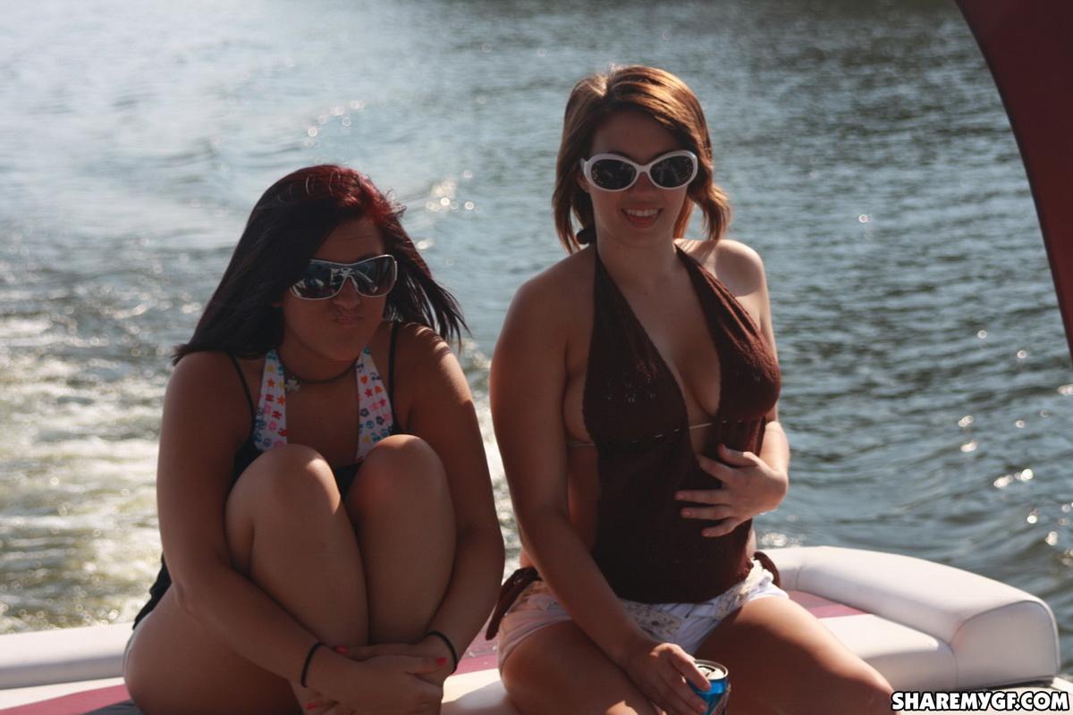 Dos amigas calientes se divierten en vacaciones
 #60797816