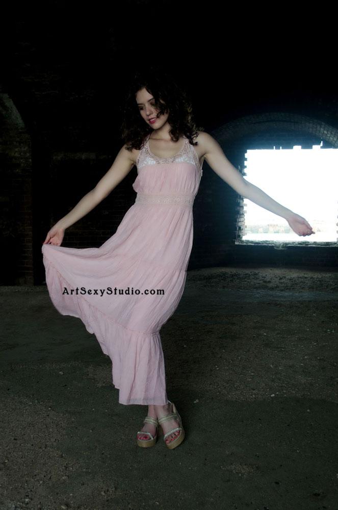 La modelo morena blush se desnuda y bromea en un sótano con paredes de ladrillo
 #53463363