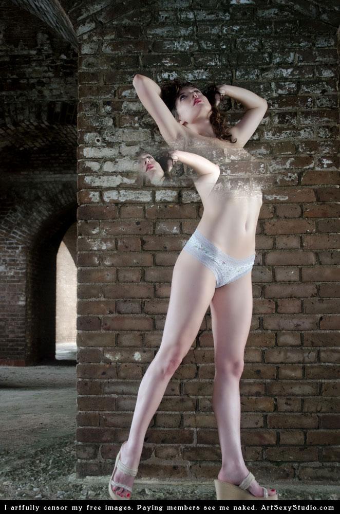 La modelo morena blush se desnuda y bromea en un sótano con paredes de ladrillo
 #53463523