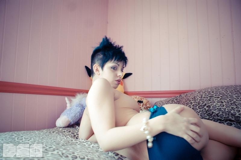 Kurzhaariges Punk-Girl the araxie zeigt ihren nackten Körper im Bett
 #60093191